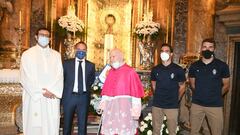 El Real Zaragoza ha realizado esta ma&ntilde;ana la tradicional ofrenda a la Virgen del Pilar.