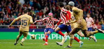 Antoine Griezmann chuta a la portería de Marc-André ter Stegen ante la oposición de Andreas Christensen.