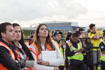 Los trabajadores del aeropuerto militar de Catam también aprovecharon para ver al equipo de Pékerman y algunos tuvieron la oportunidad de tomarse fotos y recibir autógrafos de los futbolistas.