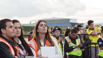 Los trabajadores del aeropuerto militar de Catam también aprovecharon para ver al equipo de Pékerman y algunos tuvieron la oportunidad de tomarse fotos y recibir autógrafos de los futbolistas.