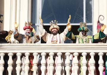 Miles de sevillanos han arropado a los Reyes Magos a su llegada a la ciudad hispalense.