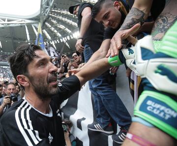 TURIN, ITALY - MAY 19:  Gianluigi Buffon of Juventus FC greets the fans in his last match for the club prior to the serie A match between Juventus and Hellas Verona FC at Allianz Stadium on May 19, 2018 in Turin, Italy.  (Photo by Emilio Andreoli/Getty Im