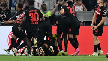Bayer Leverkusen's Argentine midfielder #25 Exequiel Palacios celebrates scoring the 2-2 goal with his team-mates during the German first division Bundesliga football match between FC Bayern Munich and Bayer 04 Leverkusen in Munich, southern Germany on September 15, 2023. (Photo by CHRISTOF STACHE / AFP) / DFL REGULATIONS PROHIBIT ANY USE OF PHOTOGRAPHS AS IMAGE SEQUENCES AND/OR QUASI-VIDEO