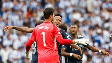 SAN SEBASTIÁN, 13/09/2025.-El portero del Real Madrid Thibaut Courtois celebra el triunfo sobre la Real Sociedad, tras el partido de la jornada 4 de La Liga EA Sports este sábado en el estadio Municipal de Anoeta en San Sebastián.- EFE/ Juan Herrero