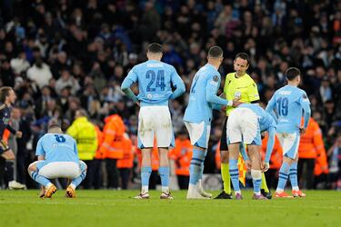Los jugadores del Manchester City desolados tras ser eliminados en la tanda de penaltis.