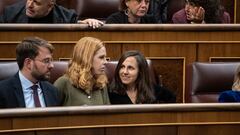 La ex secretaria de Estado para la Agenda 2030, Lilith Verstrynge (2i) y la secretaria general de Podemos, Ione Belarra (1d), durante una sesión plenaria, en el Congreso de los Diputados, a 28 de noviembre de 2023, en Madrid (España). El Pleno del Congreso tiene previsto aprobar hoy la creación de un total de 23 comisiones legislativas, adaptadas a la estructura del nuevo Gobierno de coalición, otras ocho de carácter no legislativo y un total de tres comisiones mixtas, en las que habrá representantes de la Cámara Baja y también del Senado. Para la aprobación de las 23 comisiones permanentes legislativas es necesario, como al inicio de cada legislatura, hacer una reforma puntual del Reglamento de la Cámara (el artículo 46.1) para adaptar su nombre a la nueva estructura ministerial.
28 NOVIEMBRE 2023;MADRID;CONGRESO;23 COMISIONES LEGISLATIVAS;TRES MIXTAS
Alejandro Martínez Vélez / Europa Press
28/11/2023