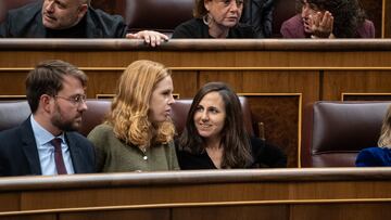 La ex secretaria de Estado para la Agenda 2030, Lilith Verstrynge (2i) y la secretaria general de Podemos, Ione Belarra (1d), durante una sesión plenaria, en el Congreso de los Diputados, a 28 de noviembre de 2023, en Madrid (España). El Pleno del Congreso tiene previsto aprobar hoy la creación de un total de 23 comisiones legislativas, adaptadas a la estructura del nuevo Gobierno de coalición, otras ocho de carácter no legislativo y un total de tres comisiones mixtas, en las que habrá representantes de la Cámara Baja y también del Senado. Para la aprobación de las 23 comisiones permanentes legislativas es necesario, como al inicio de cada legislatura, hacer una reforma puntual del Reglamento de la Cámara (el artículo 46.1) para adaptar su nombre a la nueva estructura ministerial.
28 NOVIEMBRE 2023;MADRID;CONGRESO;23 COMISIONES LEGISLATIVAS;TRES MIXTAS
Alejandro Martínez Vélez / Europa Press
28/11/2023