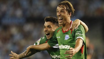 Tom&aacute;s Pina celebra el gol que le dio el triunfo al Alav&eacute;s ante el Celta de Vigo en Bala&iacute;dos en el partido de Liga Santander.