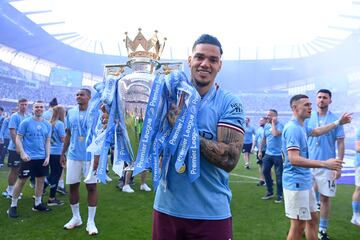 Ederson durante la ceremonia de entrega del trofeo de la Premier League