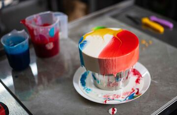 Postre con la bandera tricolor francesa. 
Visto en una pastelería en Nizhny Novgorod, Rusia.
