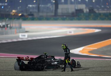Hamilton tiene que abandonar la carrera después de un incidente con su compañero Russel en las primera vuelta de la carrera y que terminó con el Mercedes de Lewis, empanzado en la grava, se saldó con un abandono.