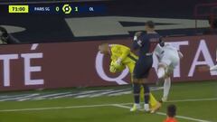 La vergonzosa simulación del arquero de Lyon ante un encontrón con Neymar