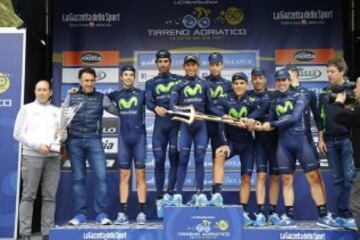 El ciclista colombiano Nairo Quintana, del equipo Movistar, celebra en el podio su título de campeón de la Tirreno-Adriático tras la última etapa, una contrarreloj individual de 10 kilómetros.