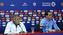 CH22. LA SERENA (CHILE), 15/06/2015.- El entrenador de la selecci&oacute;n nacional de f&uacute;tbol de Uruguay Oscar Tab&aacute;rez (i) y el jugador Diego Godin . EFE/JAVIER VALD&Eacute;S LARRONDO