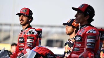 Pecco junto a Márquez en la foto de familia de MotoGP.