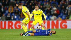 GETAFE (MADRID), 06/11/2023.- El delantero del Getafe, Mayoral (d), cae ante los defensores del Cádiz CF durante el partido de la jornada 12 de Liga de Primera División que Getafe CF y Cádiz CF diputan este lunes en el Coliseum de Getafe. EFE/Javier Lizón
