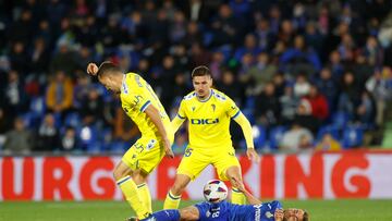 GETAFE (MADRID), 06/11/2023.- El delantero del Getafe, Mayoral (d), cae ante los defensores del Cádiz CF durante el partido de la jornada 12 de Liga de Primera División que Getafe CF y Cádiz CF diputan este lunes en el Coliseum de Getafe. EFE/Javier Lizón