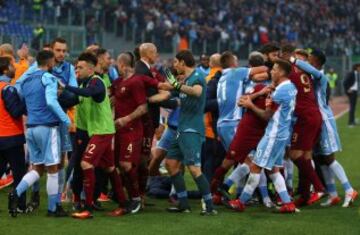 Ambos están unidos contra la arrogancia de los rivales del norte (Milán, Juventus...), pero enfrentados entre sí. Para combatir el dominio de estos equipos, todos los clubes de Roma se fusionaron... menos el Lazio. Una negativa de la que nació esta rivalidad. 