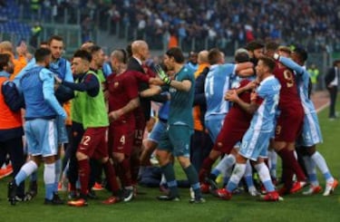 Ambos están unidos contra la arrogancia de los rivales del norte (Milán, Juventus...), pero enfrentados entre sí. Para combatir el dominio de estos equipos, todos los clubes de Roma se fusionaron... menos el Lazio. Una negativa de la que nació esta rivali