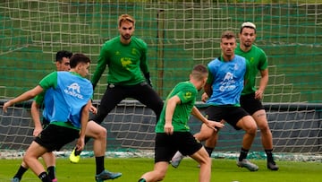 ??igo Vicente, del Racing, a punto de chutar en un entrenamiento en La Albericia.