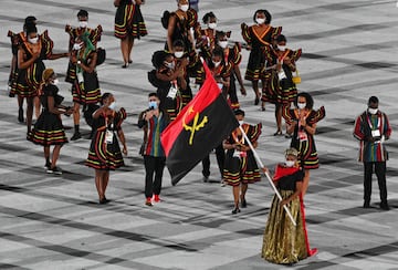 La abanderada de Angola, Natalia Santos, encabeza la delegación durante la ceremonia inaugural de los Juegos Olímpicos de Tokio
