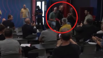 El detalle de Flick con un periodista ante de empezar la comparecencia: le devolvió el favor