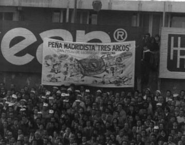 Los seguidores son el alma del fútbol, el jugador número doce. El fútbol desde sus comienzos despertó pasiones y arrastró masas. Peña del Real Madrid en Barcelona. 