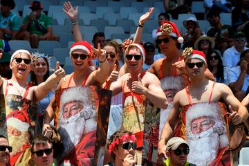 Un grupo de aficionados al rugby vestidos con cartones con imágenes de Papá Noel animan desde las
gradas durante el torneo HSBC World Rugby Sevens Series 2023 en el estadio de Ciudad del Cabo. Cierto es que las temperaturas de Suráfrica sin duda contribuyen a que los seguidores puedan ir tan ligeros de ropa.