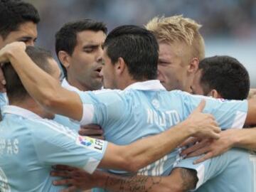 1-0. Orellana celebró el primer tanto, marcado de penalti, con sus compañeros.