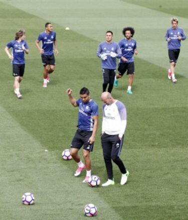 Casemiro charla con Zidane. 