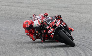 Marco Bezzecchi en acción con Marc Márquez durante la carrera de MotoGP.