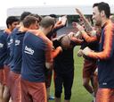 Iniesta, el primero de la fila en su último entrenamiento
