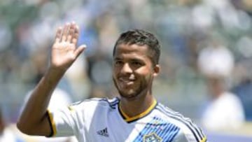 Giovani Dos Santos lanzar&aacute; la primera bola de la serie entre Dodgers y Nationals