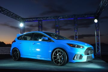 En la Región de la Araucanía Ford presentó por primera vez en Chile el Focus RS. Desde la línea de performance de la marca llega con un motor de 2.3 litros y 350 hp de potencia.
La presentación se llevó a cabo en Pucón y luego se realizó una prueba del vehículo en el autódromo Interlomas de Temuco.