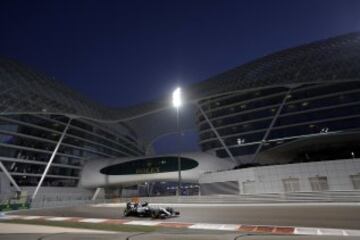 Mercedes driver Lewis Hamilton of Britain steers his car during the Emirates Formula One Grand Prix at the Yas Marina racetrack in Abu Dhabi, United Arab Emirates, Sunday, Nov. 27, 2016. (AP Photo/Luca Bruno)