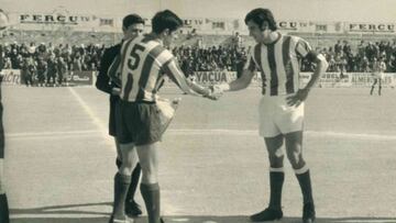 Los capitanes de Betis y Moscard&oacute;, en la 70-71. 