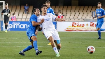 Una jugada del Xerez Deportivo FC-Real Madrid Castilla, 31ª edición del Trofeo de la Vendimia.