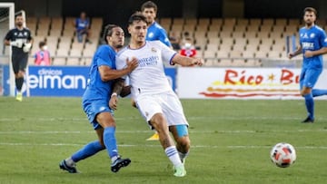 Una jugada del Xerez Deportivo FC-Real Madrid Castilla, 31&ordf; edici&oacute;n del Trofeo de la Vendimia.