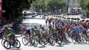 <b>EN EL CORAZ?N DE LA CAPITAL. </b>El pelot¨®n pasa bajo la pancarta de AS, que se?ala los ¨²ltimos 8 km. Al fondo, la calle de Alcal¨¢, y a la derecha, el inicio de la Gran V¨ªa.