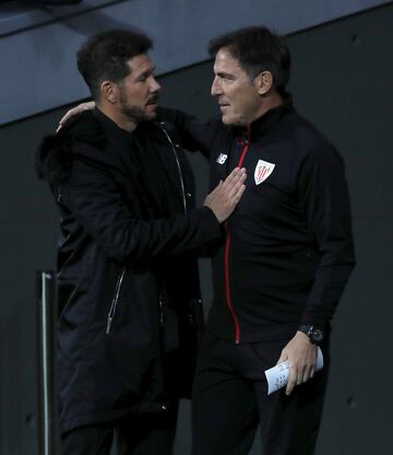 Saludo de los entrenadores Simeone y Berizzo