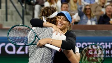La tenista española Paula Badosa y el griego Stefanos Tsitsipas se abrazan tras ganar un partido en el Tie Break Tens, el torneo de exhibición previo al Masters 1.000 y el WTA 1.000 de Indian Wells.