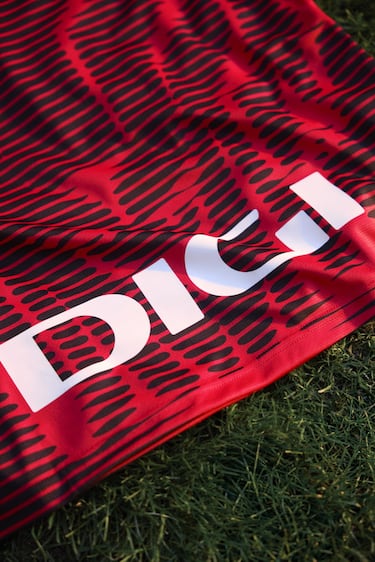 La cuarta equipación ya está disponible para la venta en las tiendas oficiales del club.