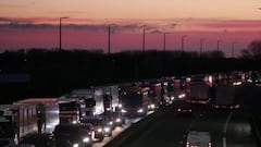 La nueva cepa asusta al Reino Unido y la frontera colapsa