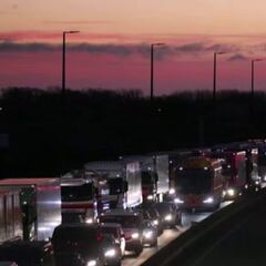 La nueva cepa asusta al Reino Unido: el Canal de la Mancha se colapsó por el cierre de frontera