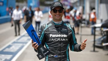 Mitch Evans, feliz con el trofeo de la pole en Santiago.