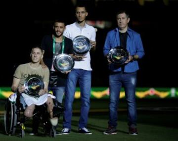 Homenaje a los supervivientes del accidente del Chapecoense, los jugadores Jackson Follmann, Alan Ruschel, Neto y el periodista Rafael Henzellos previo al amistoso entre Brasil y Colombia.