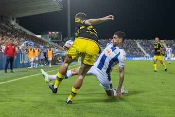 Miguel aprieta en la salida del balón ante el Oviedo. 