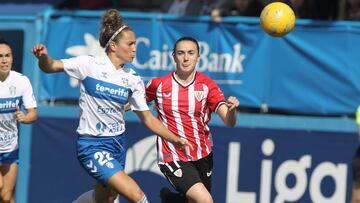 Patri Gavira disputa un balón durante el partido de Liga F entre Athletic y el Costa Adeje Tenerife.