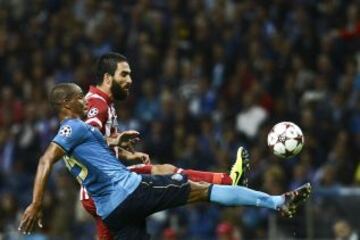 Arda Turan y Fernando Reges