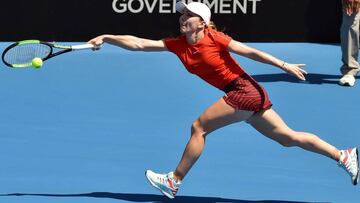 Simona Halep devuelve una bola ante Ashleigh Barty durante su partido en el Sydney International.